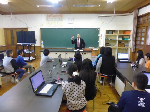 十坂小学校 科学ﾏｼﾞｯｸｸﾗﾌﾞの講師を担当しました1（制御機械科）