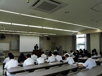 天真学園高等学校の２年生が見学に来られました