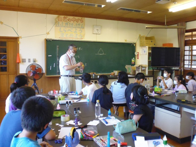 十坂小学校科学マジッククラブに地域の先生として出向きました。（生産エンジニアリング科）