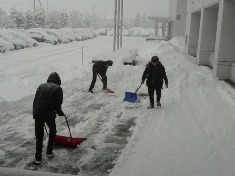 学生が除雪を申し出てくれました（教務学生課）